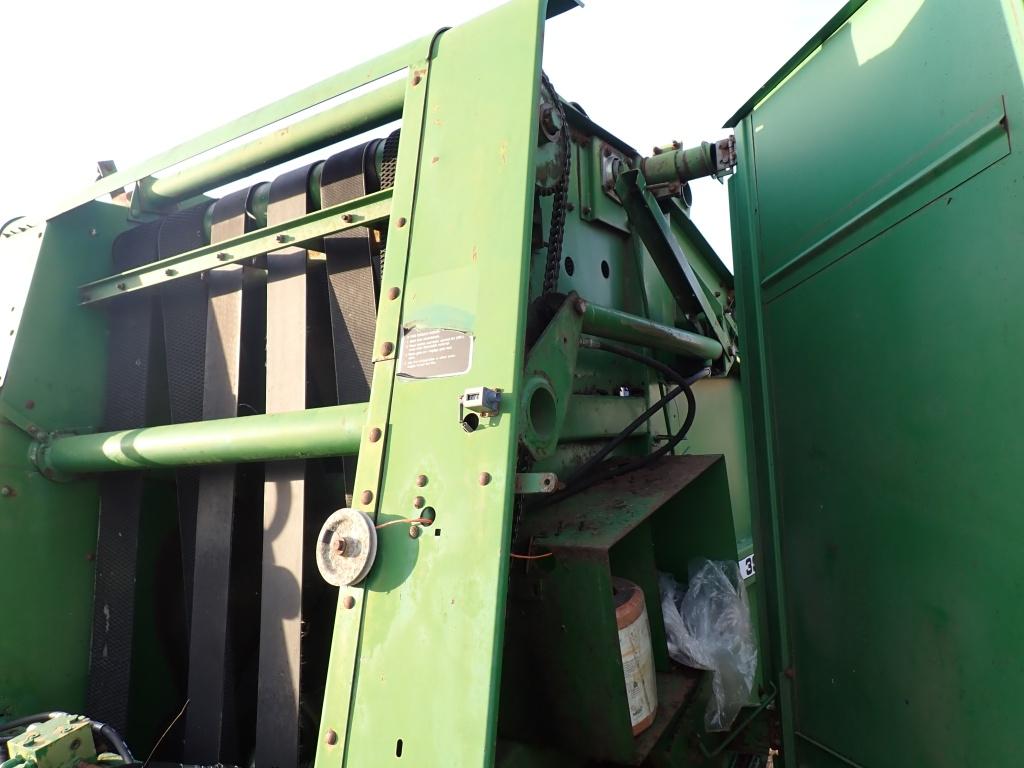 John Deere 335 Round Baler