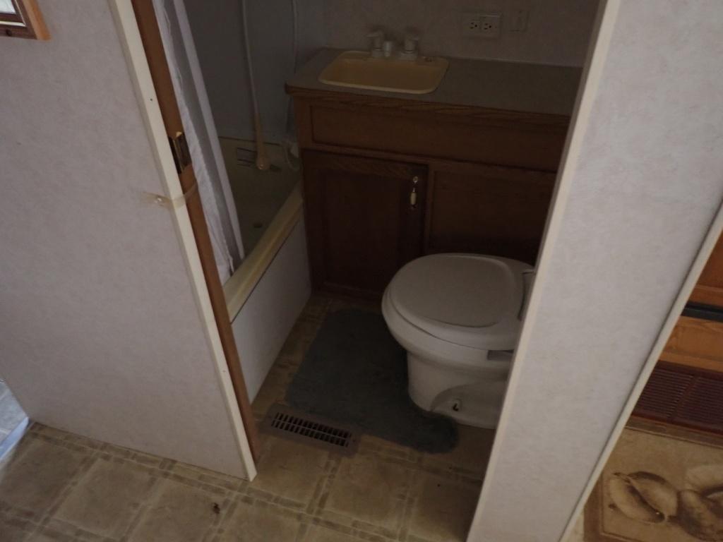 2003 Timber Lodge 28' Tag Along Camper (Title)