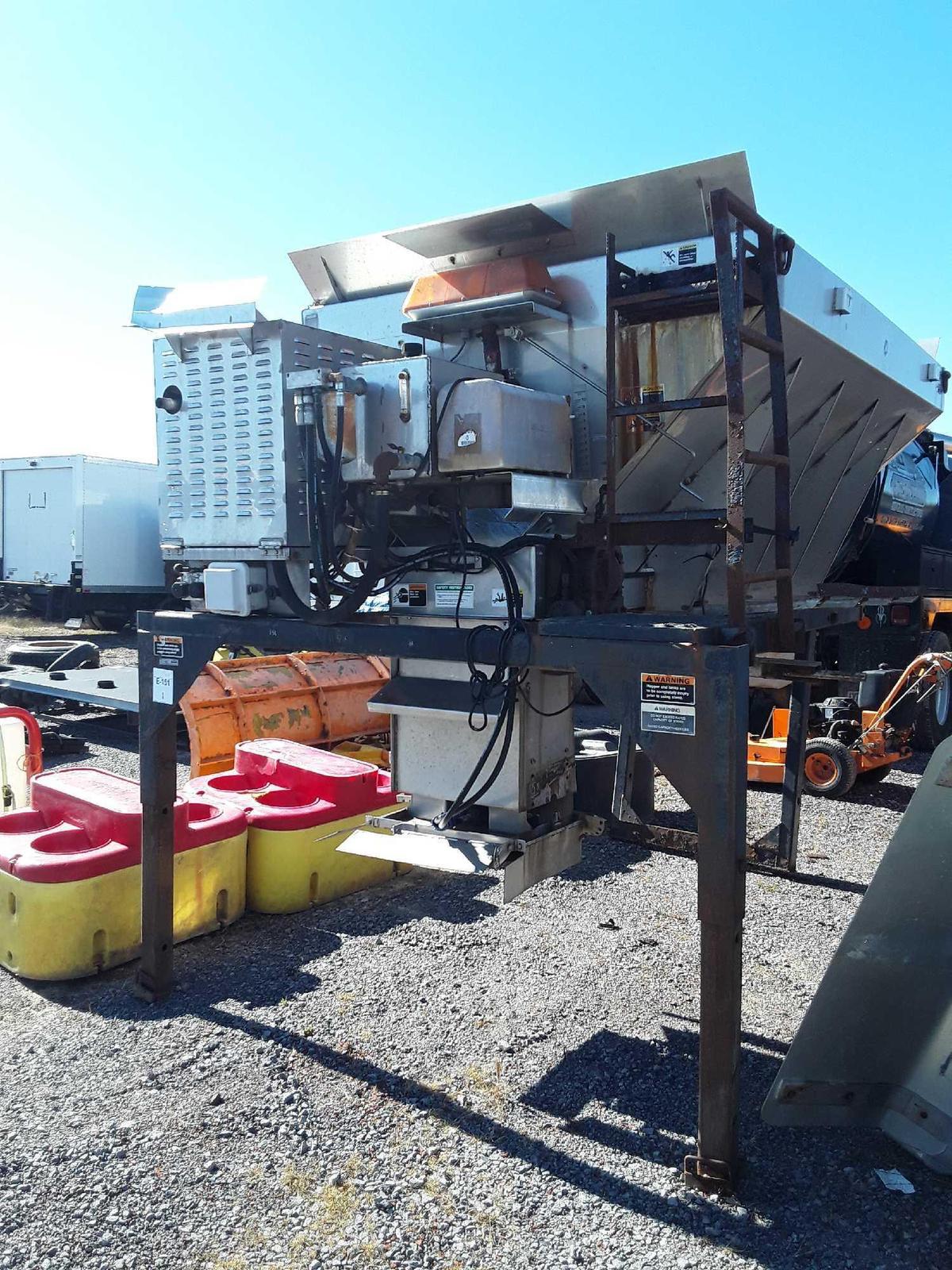 STAND ALONE SPREADER BED WITH PONY MOTOR