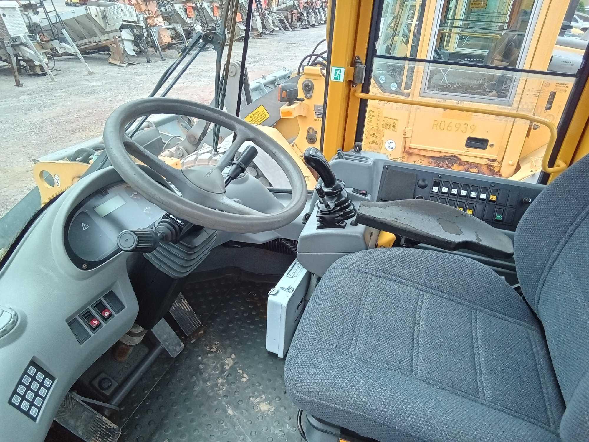 2004 VOLVO L60E WHEEL LOADER - 110HP - 2 CY