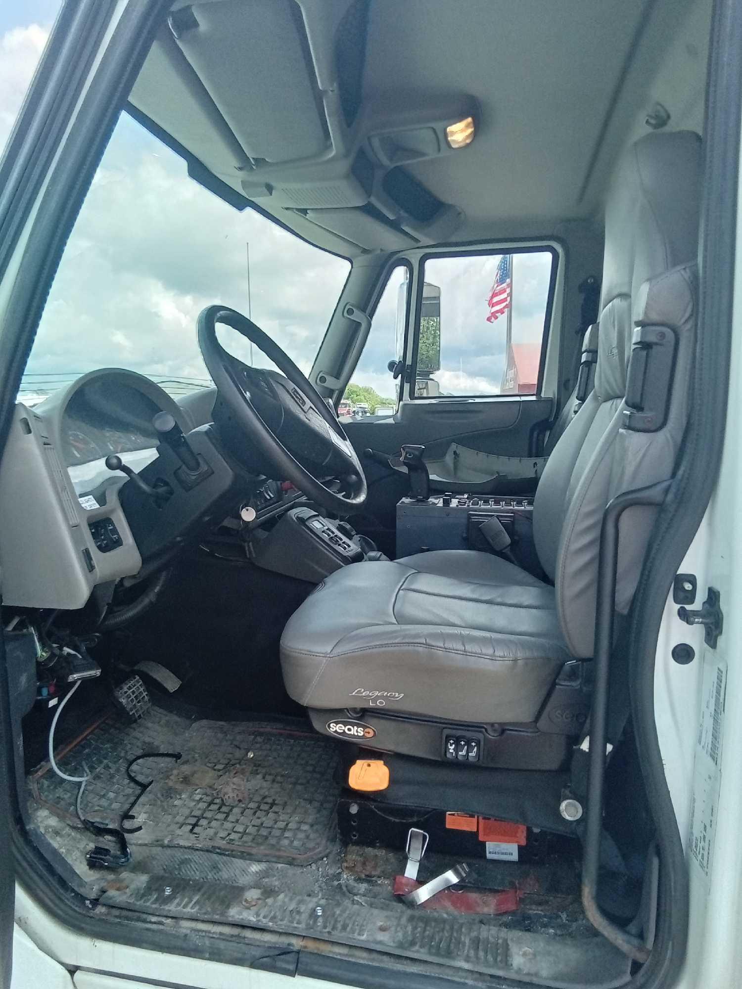 2012 INTL. 7600 TRUCK - DUMP - 50000 GVW A/T