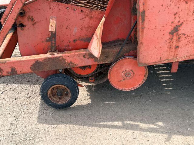 AVCO 456 ROUND BALER