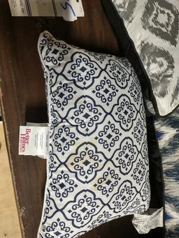 LOT OF 3 THROW PILLOWS