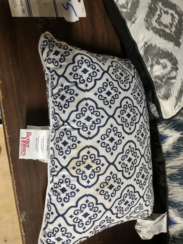 LOT OF 3 THROW PILLOWS