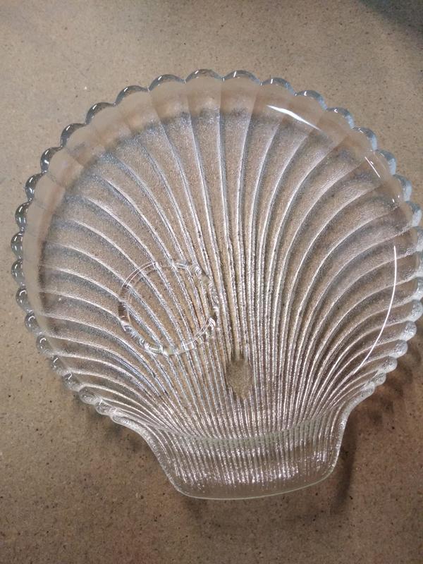16 GLASS SEA SHELL APPETIZER PLATES