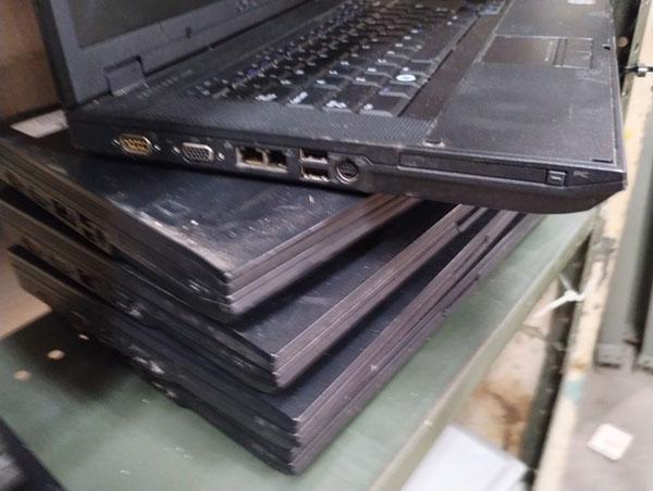 LOT OF 5 DELL LATITUDE E5500 LAPTOPS