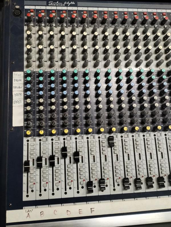 SOUNDCRAFT RW5692SM150999 PROFESSIONAL AUDIO MIXER IN PORTABLE STORAGE CASE