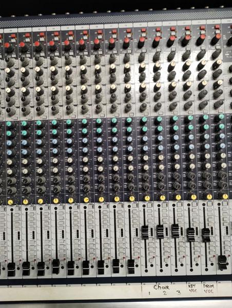 SOUNDCRAFT RW5692SM150999 PROFESSIONAL AUDIO MIXER IN PORTABLE STORAGE CASE