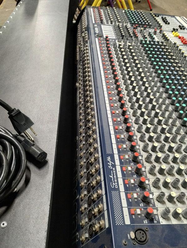 SOUNDCRAFT RW5692SM150999 PROFESSIONAL AUDIO MIXER IN PORTABLE STORAGE CASE
