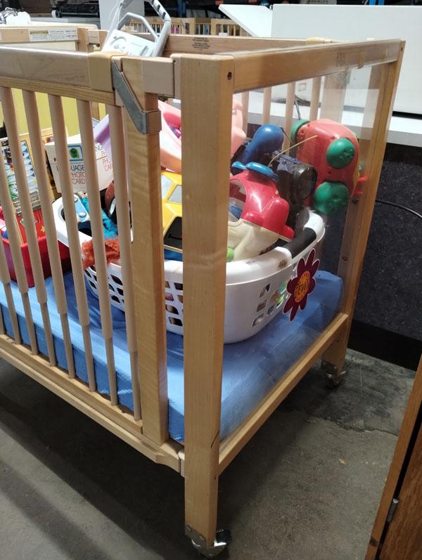 COMMUNITY PLAYTHINGS BACKSAFE CLEAR VIEW CRIB 40"x26"x37x