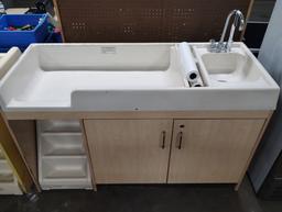 CHANGING TABLE WITH SINK AND PULL OUT STEPS   59"x24"x38"