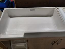 CHANGING TABLE WITH SINK AND PULL OUT STEPS   59"x24"x38"