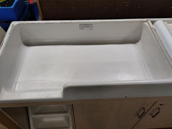 CHANGING TABLE WITH SINK AND PULL OUT STEPS   59"x24"x38"