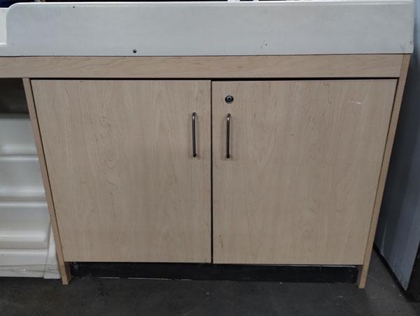 CHANGING TABLE WITH SINK AND PULL OUT STEPS   59"x24"x38"