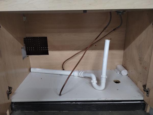 CHANGING TABLE WITH SINK AND PULL OUT STEPS   59"x24"x38"