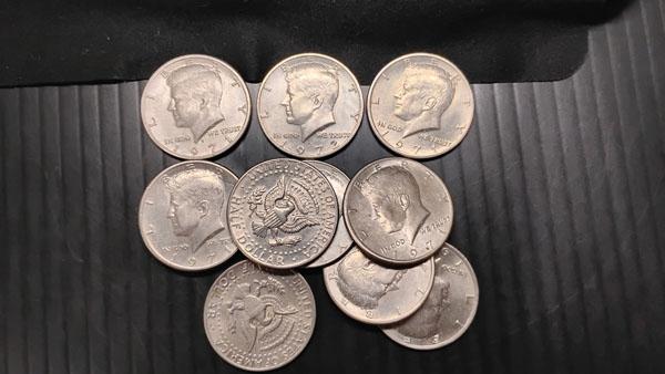 (11) U.S. KENNEDY HALF DOLLARS 1971-1979 - D AND NO MINT MARKS