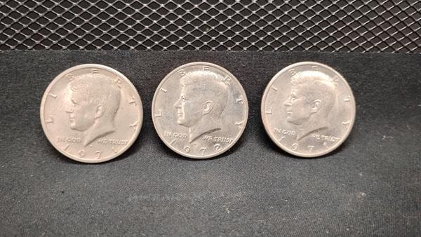 (11) U.S. KENNEDY HALF DOLLARS 1971-1979 - D AND NO MINT MARKS