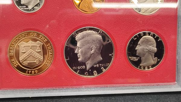 U.S. 1982 PROOF SET WITH 1789 DEPT OF TREASURY COIN