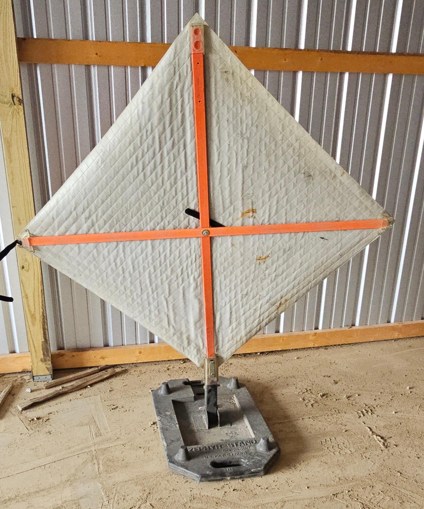 3 Rubber Bases, 2 Flags