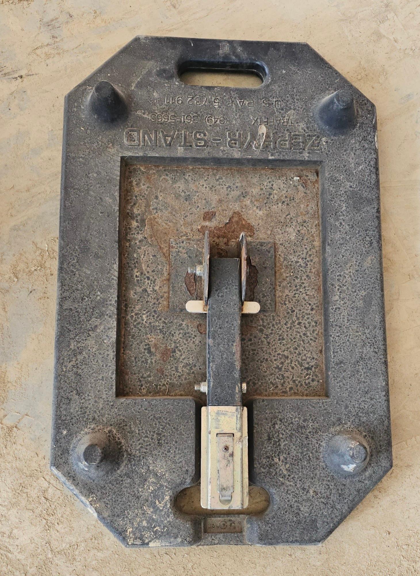 3 Rubber Bases, 2 Flags