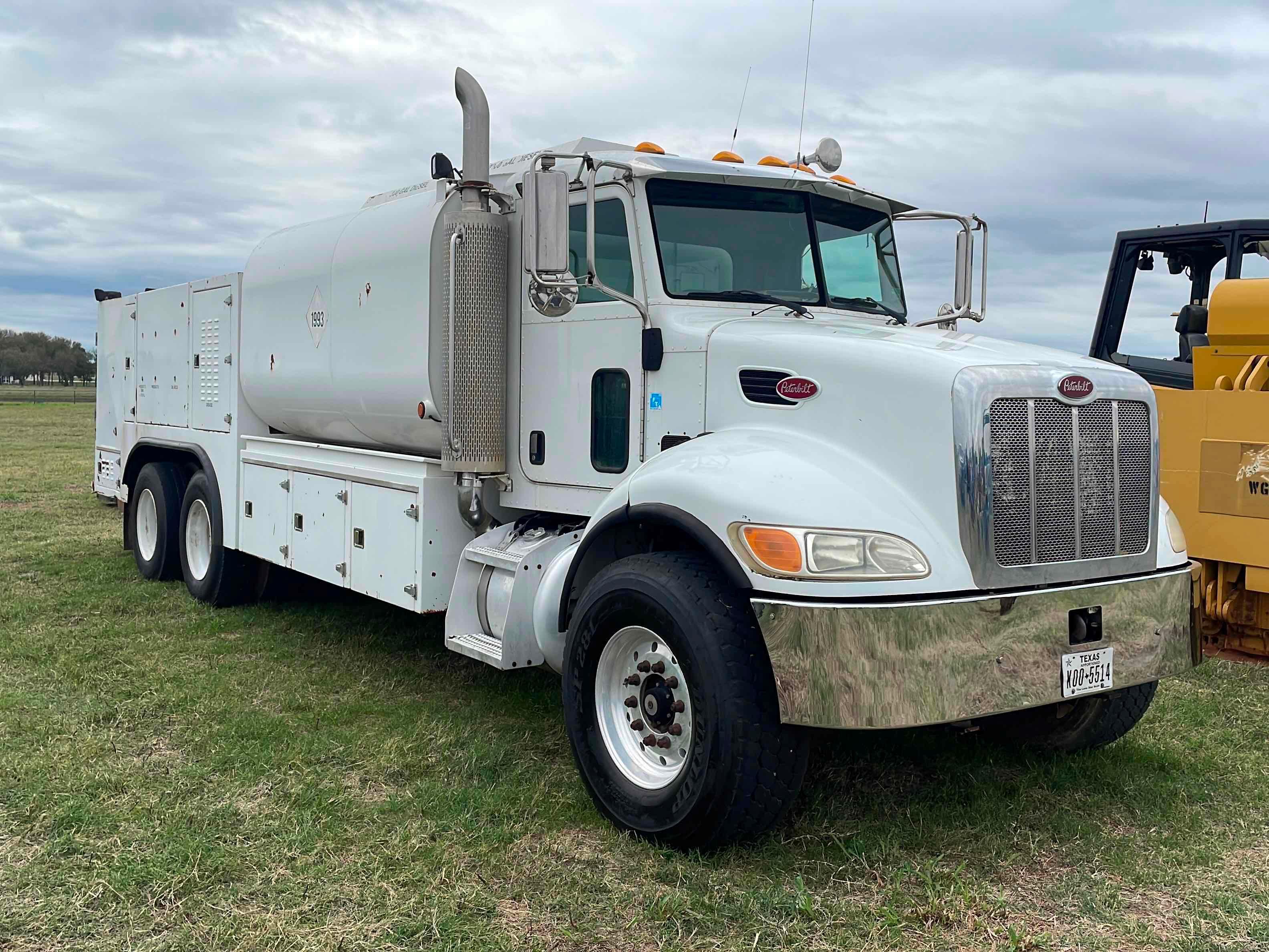 2006 PETERBILT  335 LUBE TRUCK
