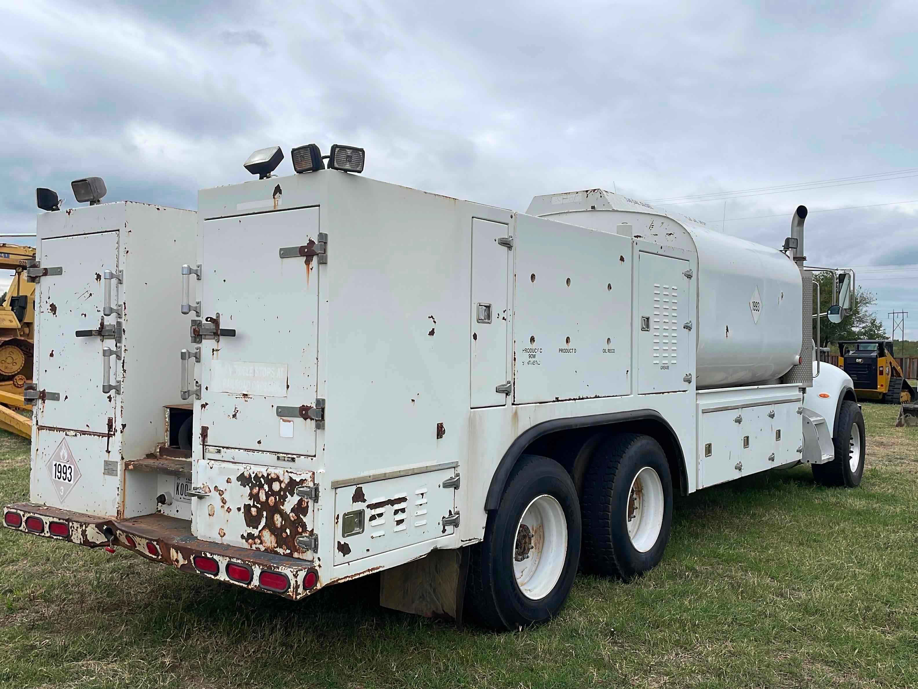 2006 PETERBILT  335 LUBE TRUCK
