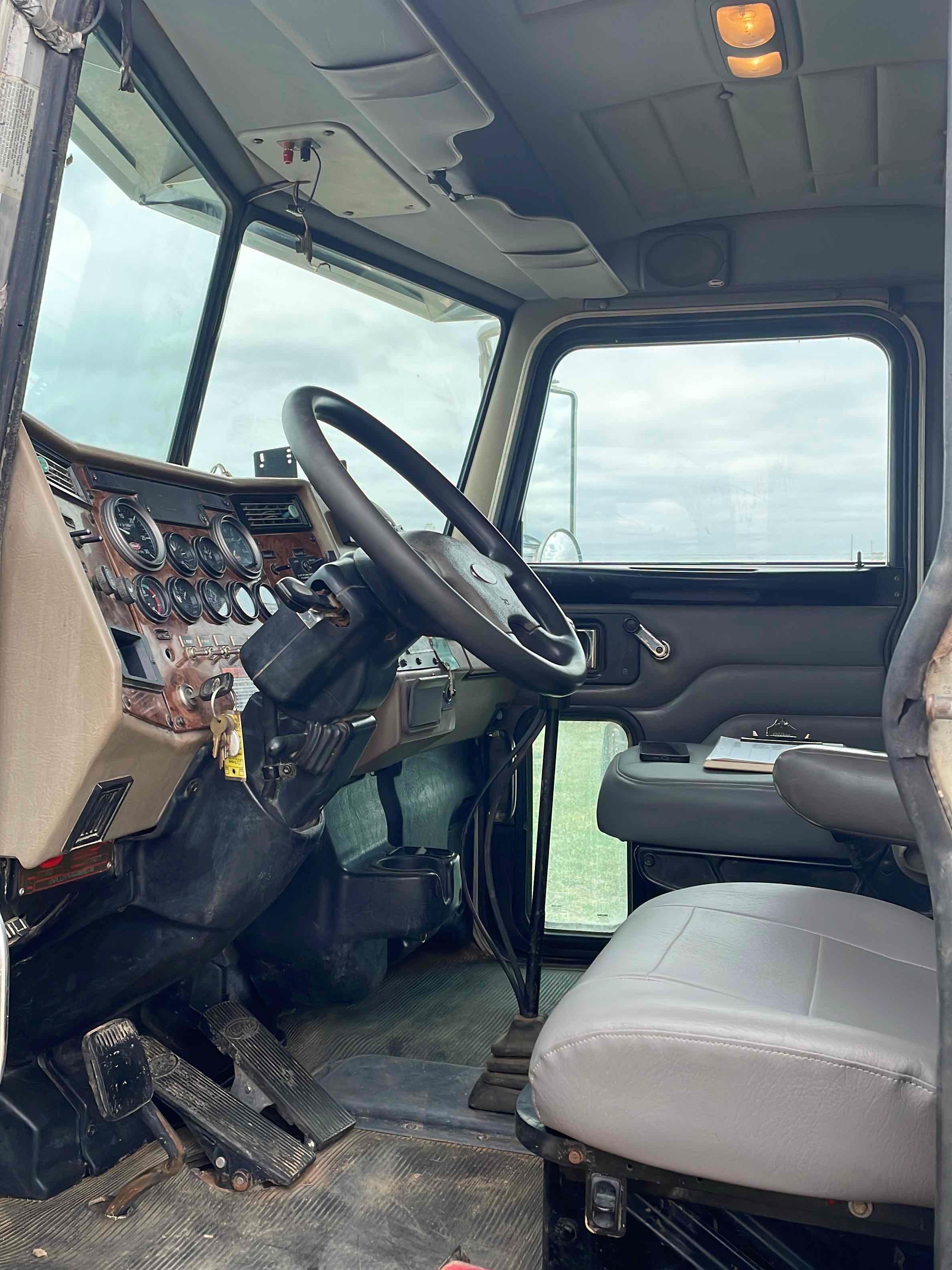 2006 PETERBILT  335 LUBE TRUCK