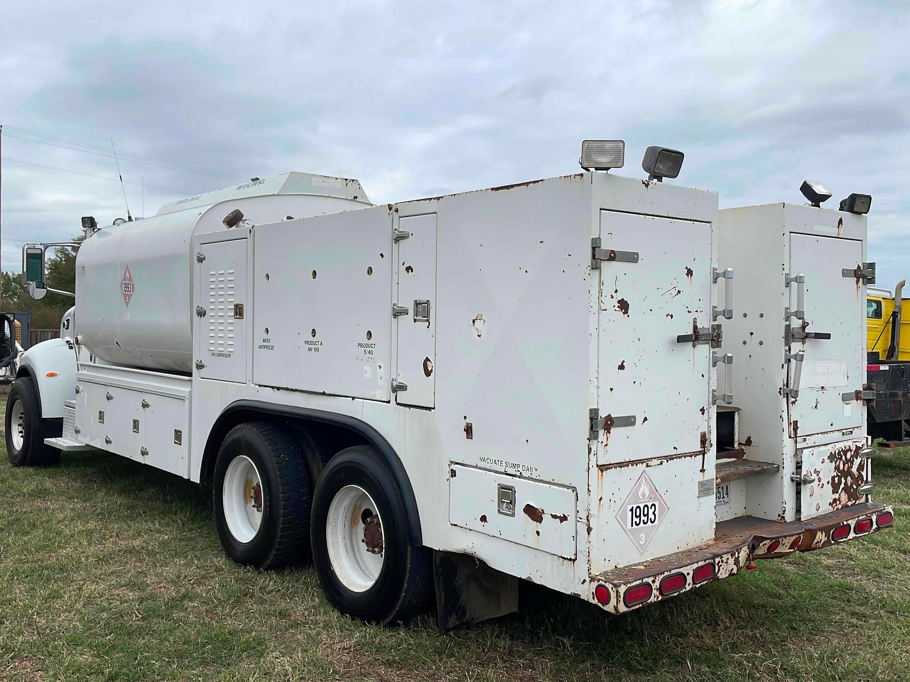 2006 PETERBILT  335 LUBE TRUCK