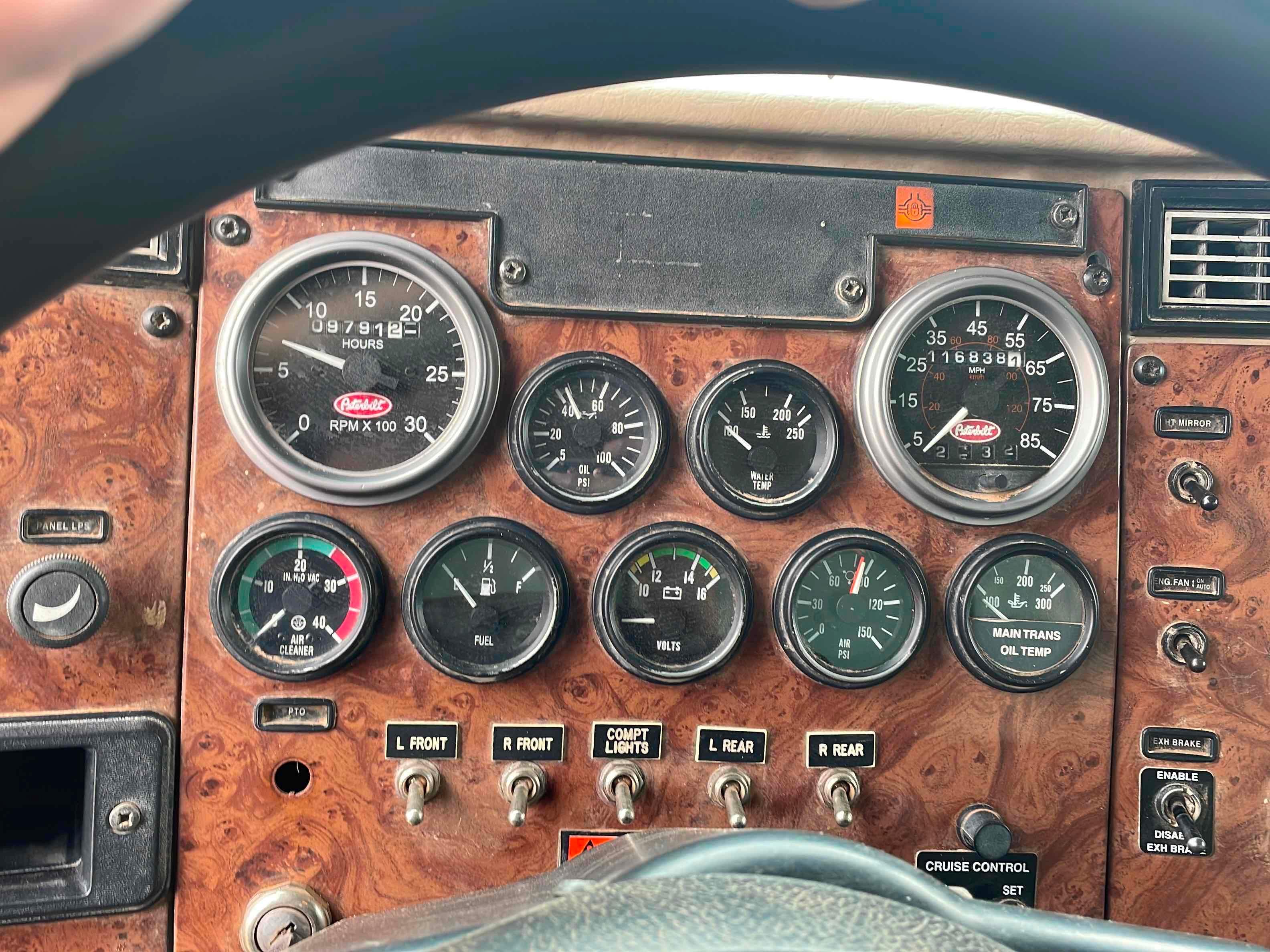 2006 PETERBILT  335 LUBE TRUCK