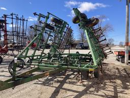 John Deere 960 Field Cultivator
