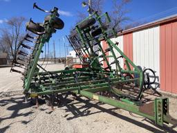 John Deere 960 Field Cultivator
