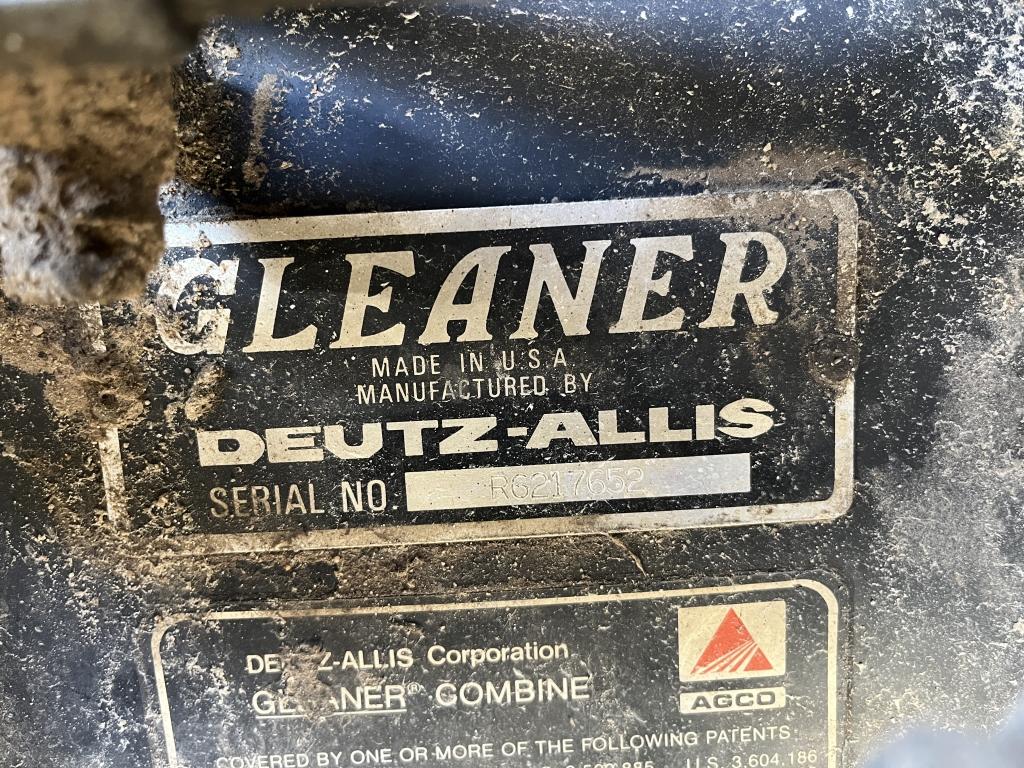 Gleaner R-62 Combine