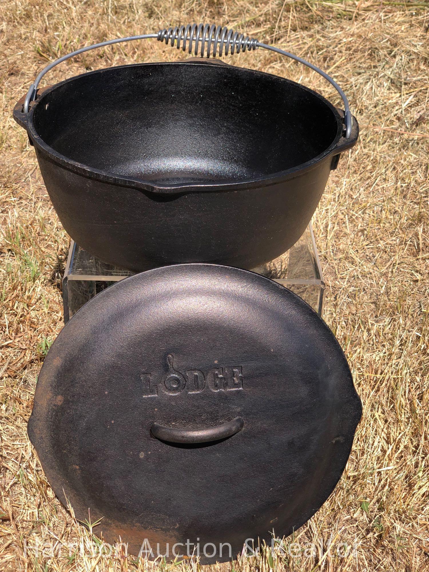 Lodge 10DO cast iron Dutch oven with lid