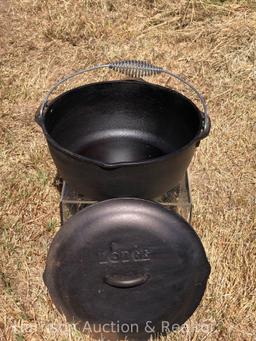 Lodge 10DO cast iron Dutch oven with lid
