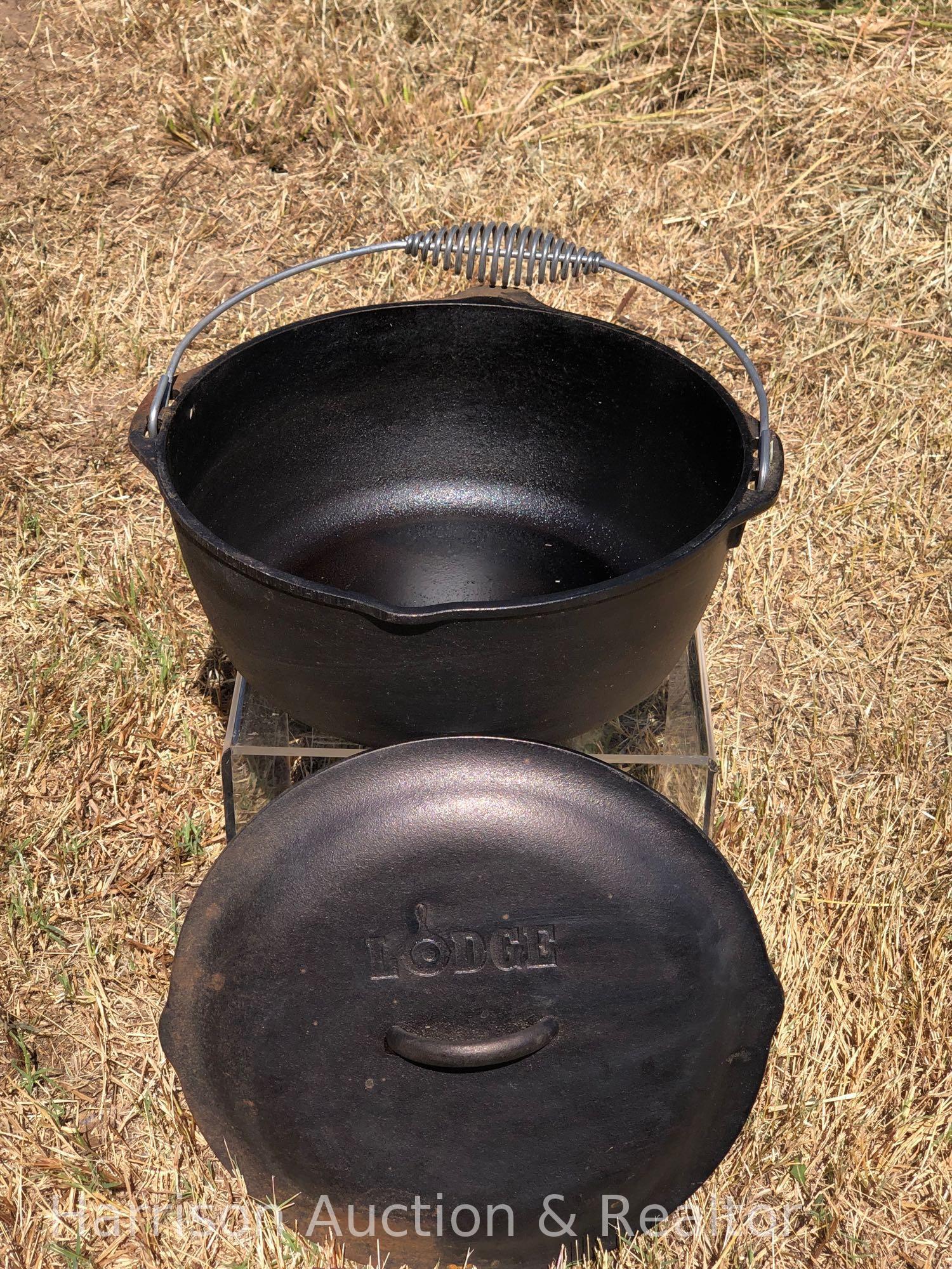 Lodge 10DO cast iron Dutch oven with lid