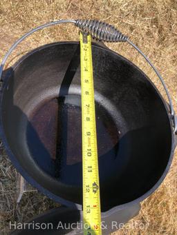 Lodge 10DO cast iron Dutch oven with lid