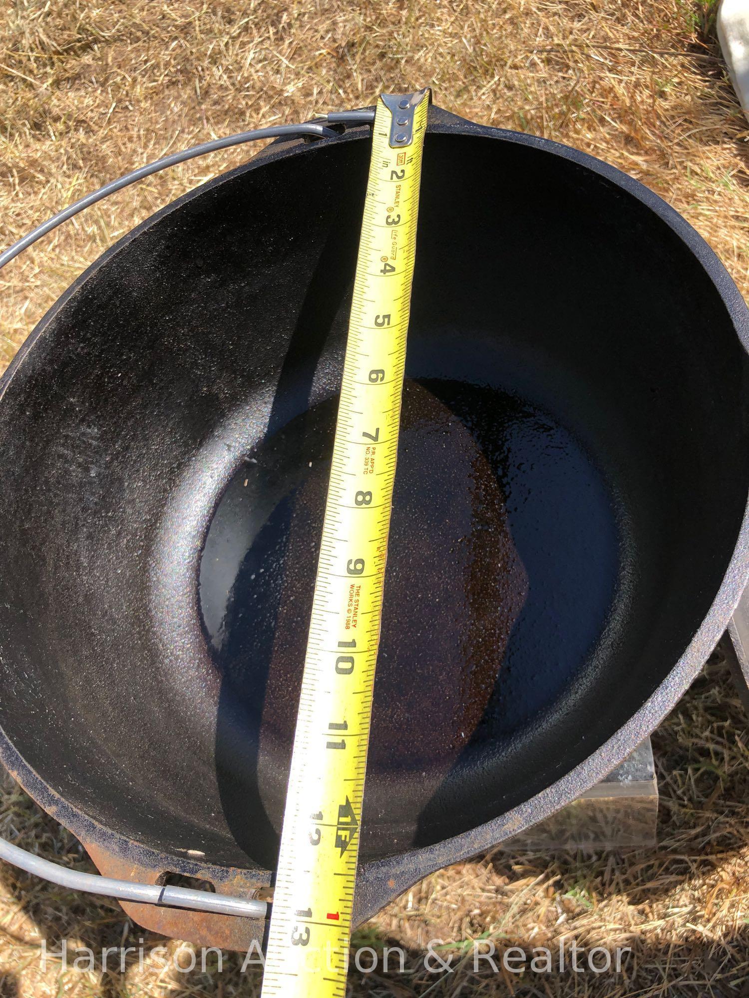 Lodge 10DO cast iron Dutch oven with lid