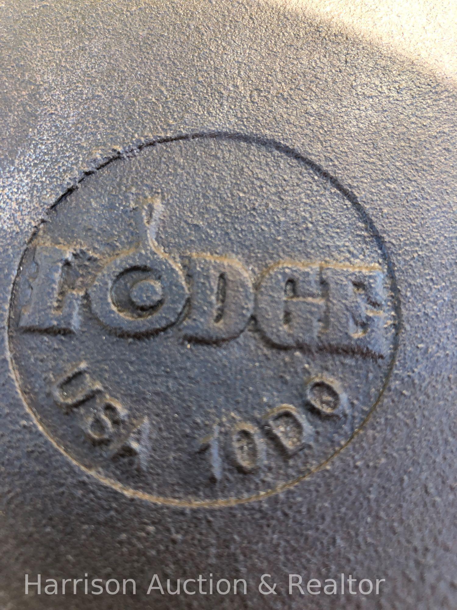 Lodge 10DO cast iron Dutch oven with lid
