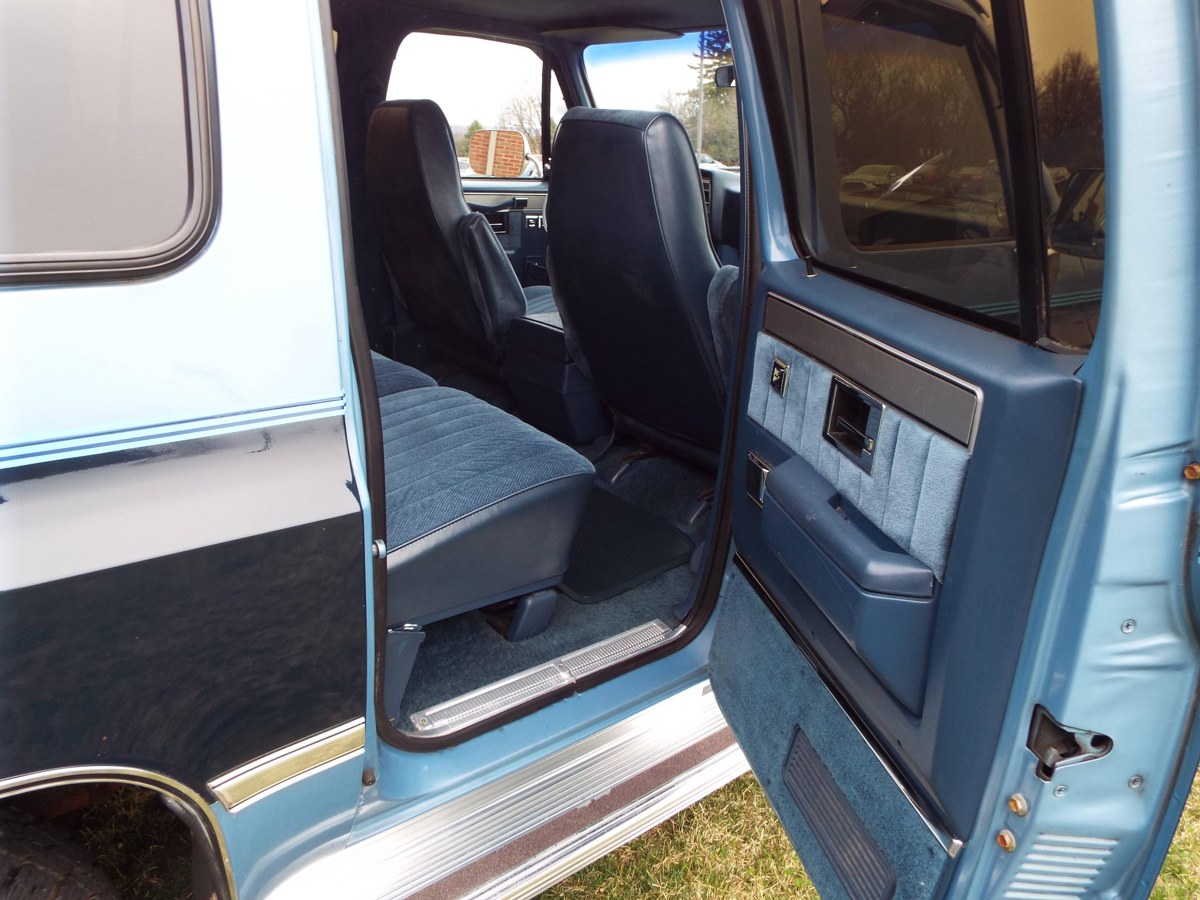 1987 Chevrolet Suburban SUV. 7.4 liter, 2 wheel drive. 3/4 ton with barn do