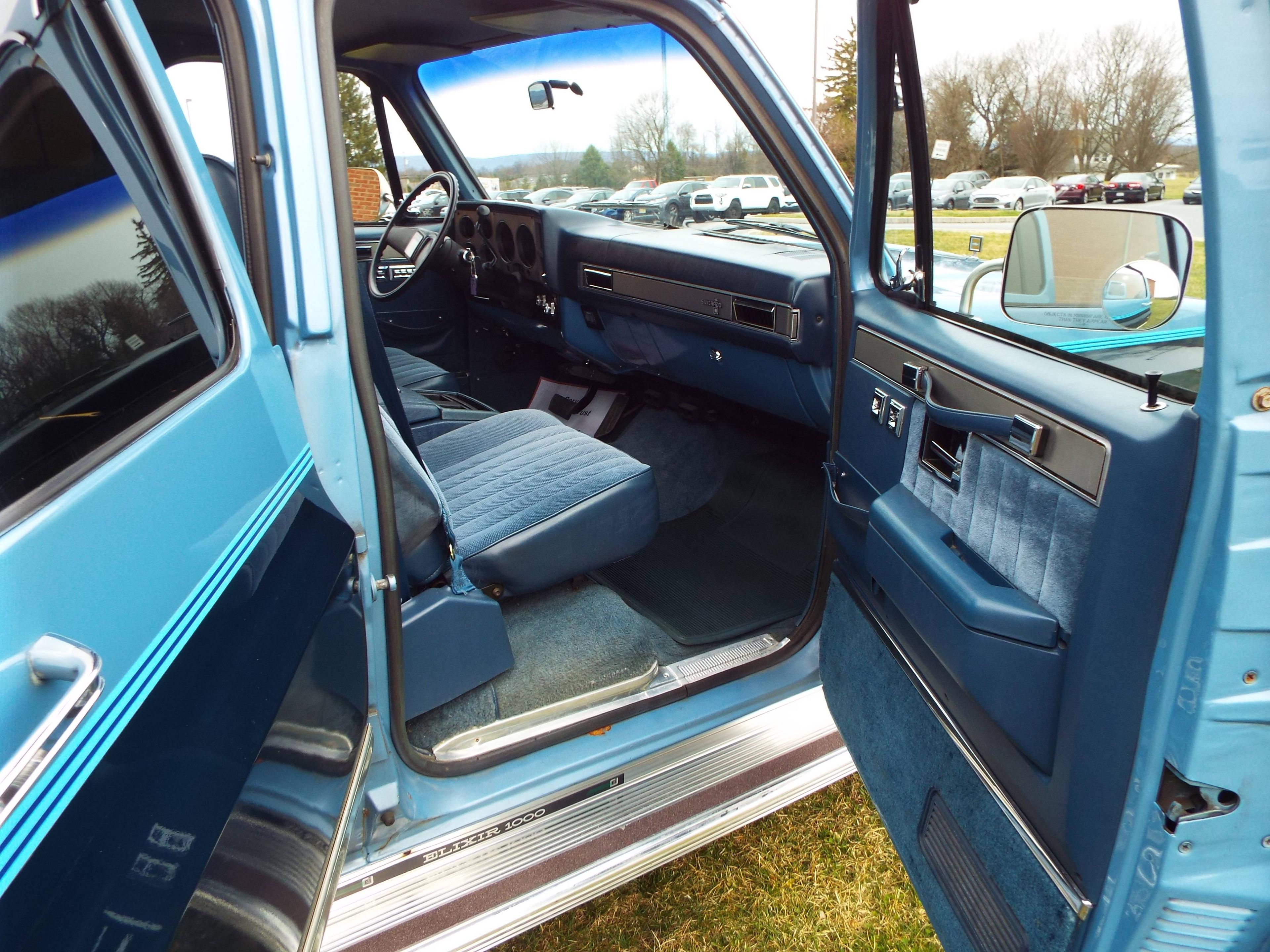 1987 Chevrolet Suburban SUV. 7.4 liter, 2 wheel drive. 3/4 ton with barn do