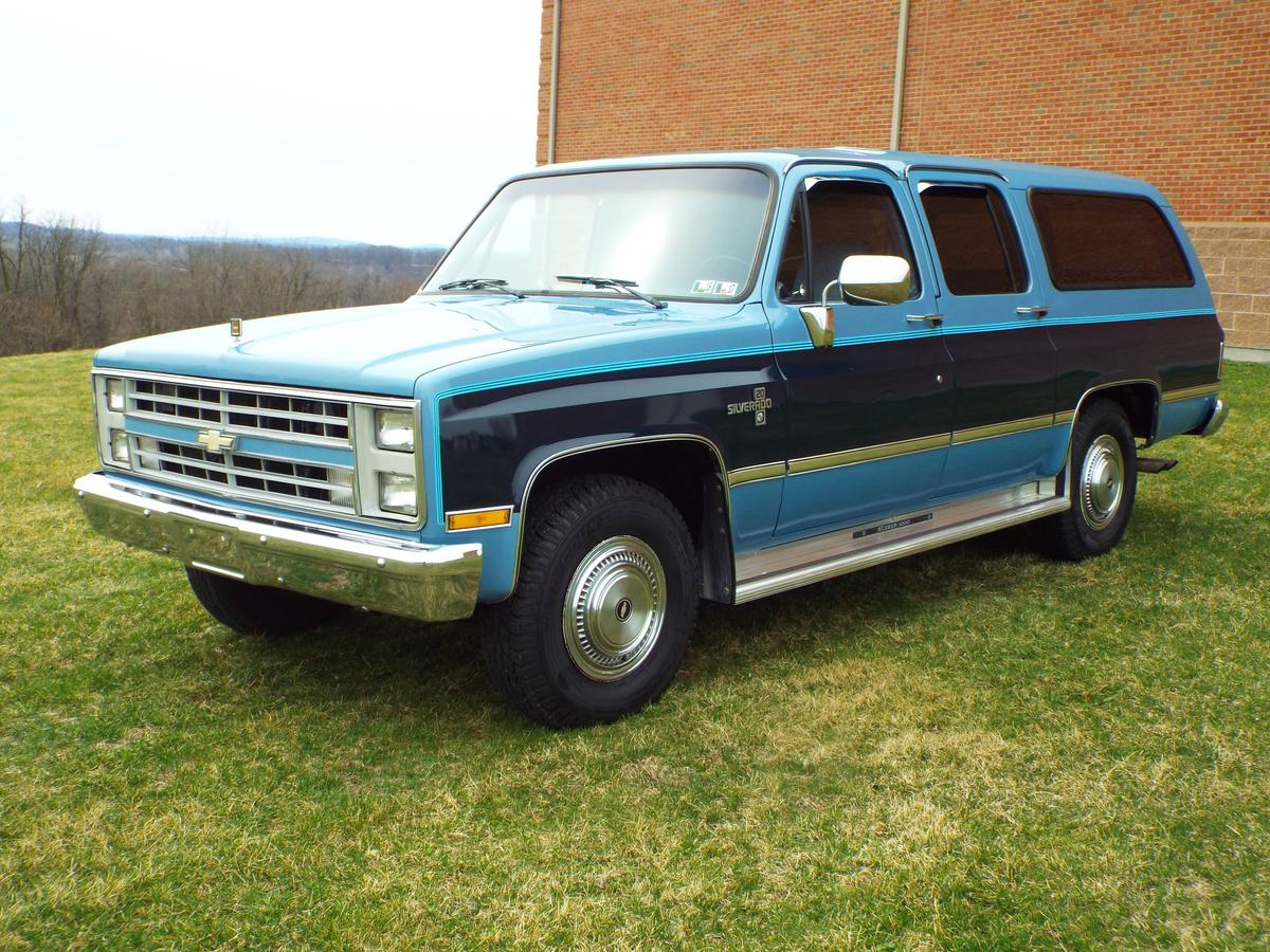 1987 Chevrolet Suburban SUV. 7.4 liter, 2 wheel drive. 3/4 ton with barn do