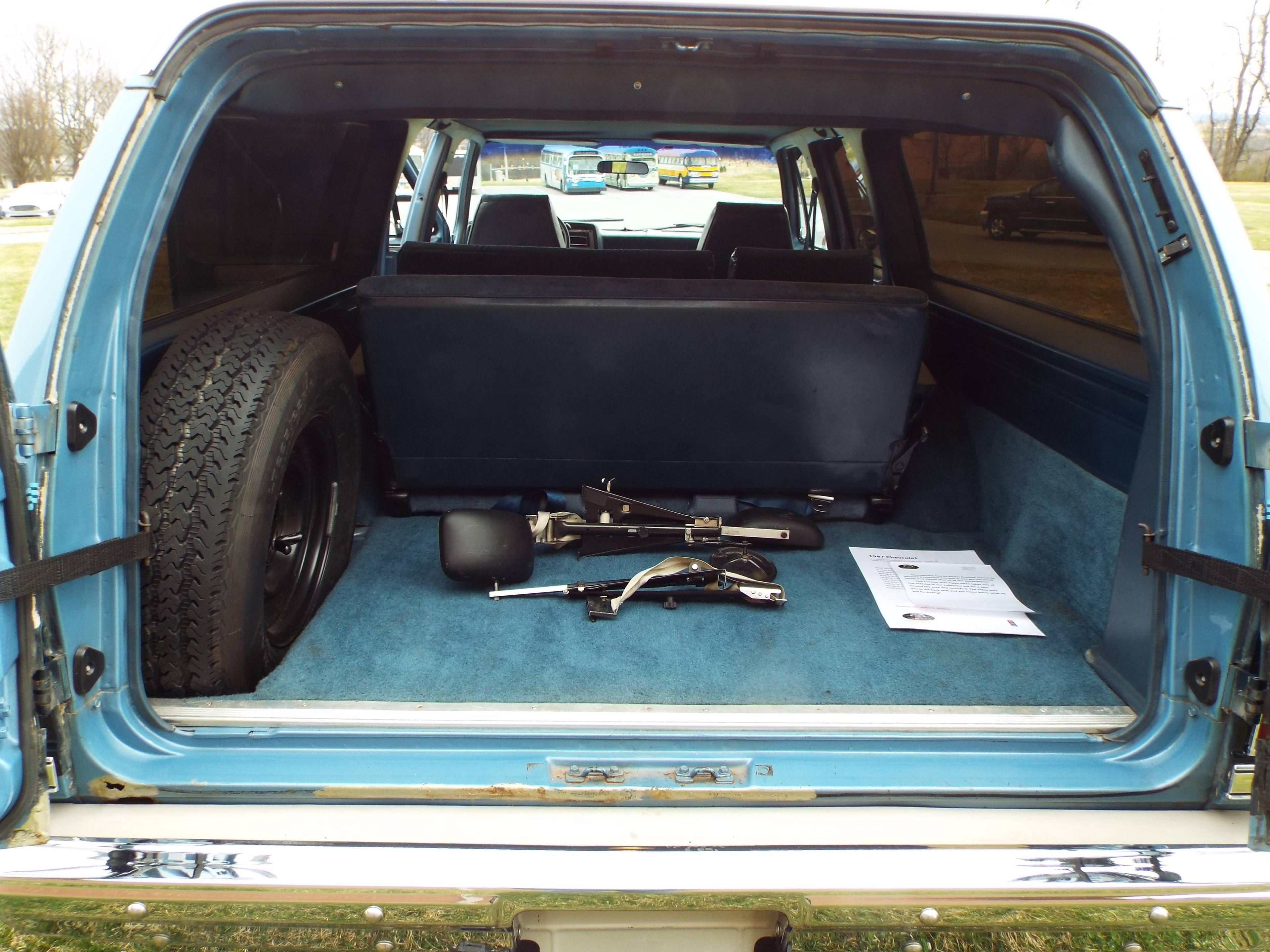 1987 Chevrolet Suburban SUV. 7.4 liter, 2 wheel drive. 3/4 ton with barn do