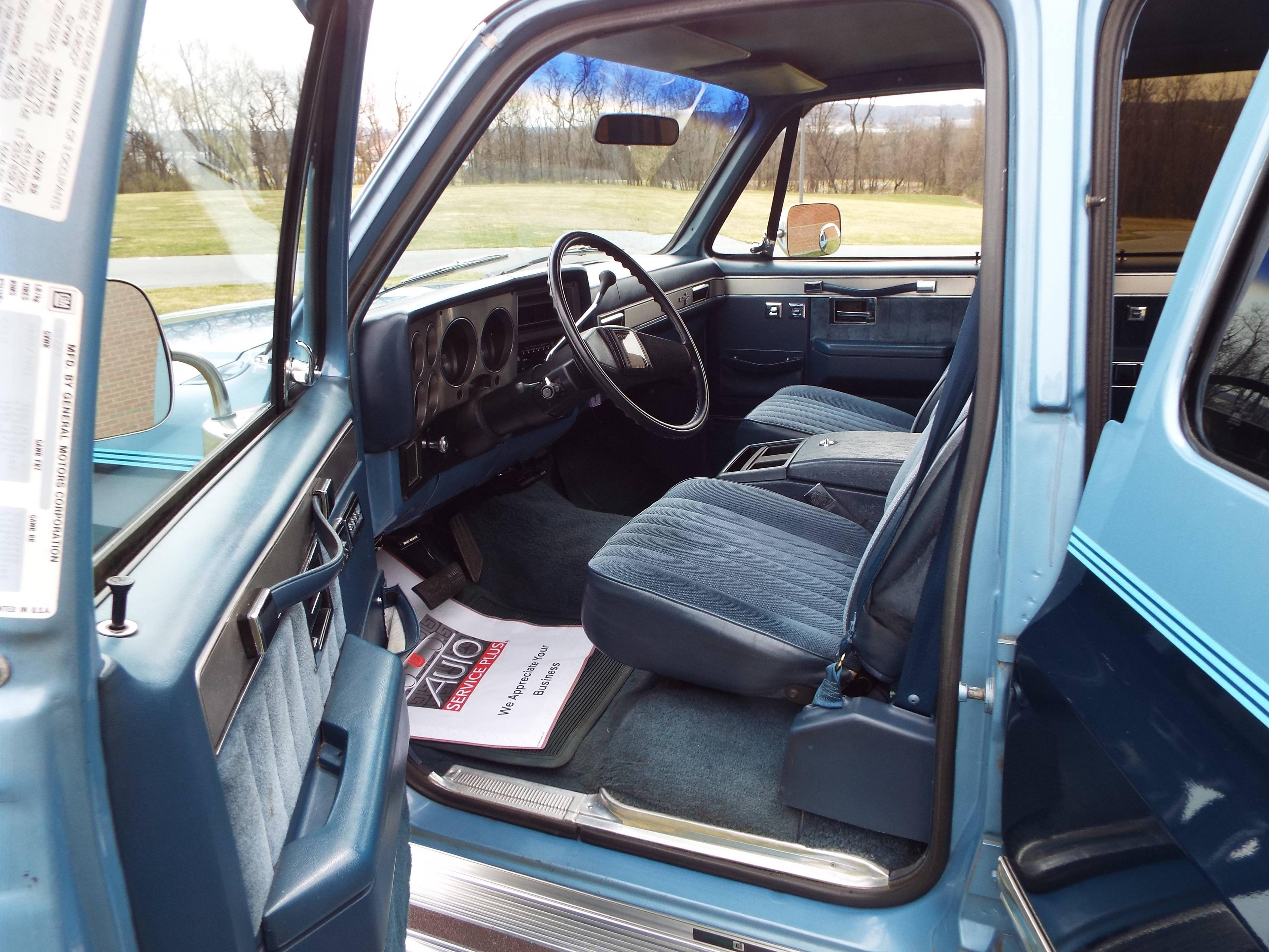 1987 Chevrolet Suburban SUV. 7.4 liter, 2 wheel drive. 3/4 ton with barn do