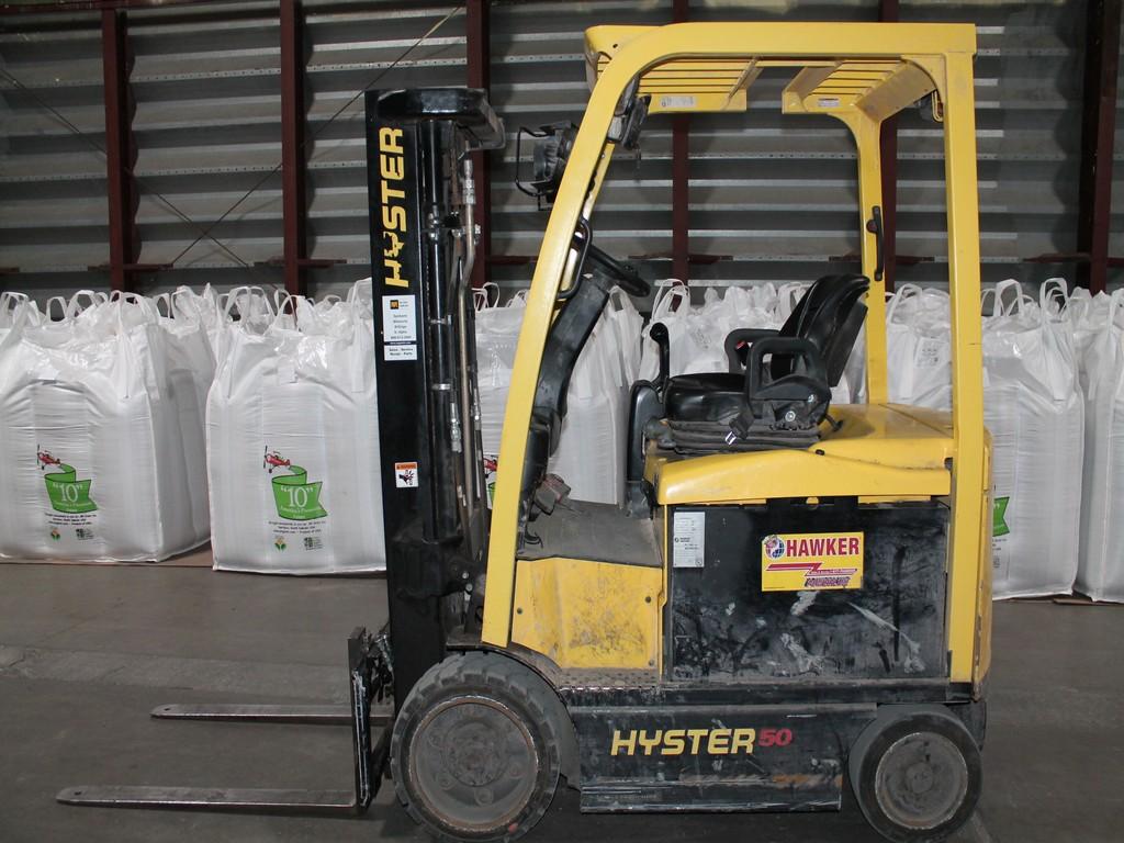 HYSTER- MODEL E50XN-33 5,000 LBS. CAPACITY ELECTRIC LIFT TRUCK / FORKLIFT WITH CHARGER