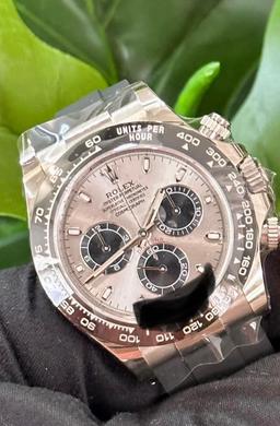 Brand New Rolex 18kt Rose Gold Daytona Comes with Box & Papers