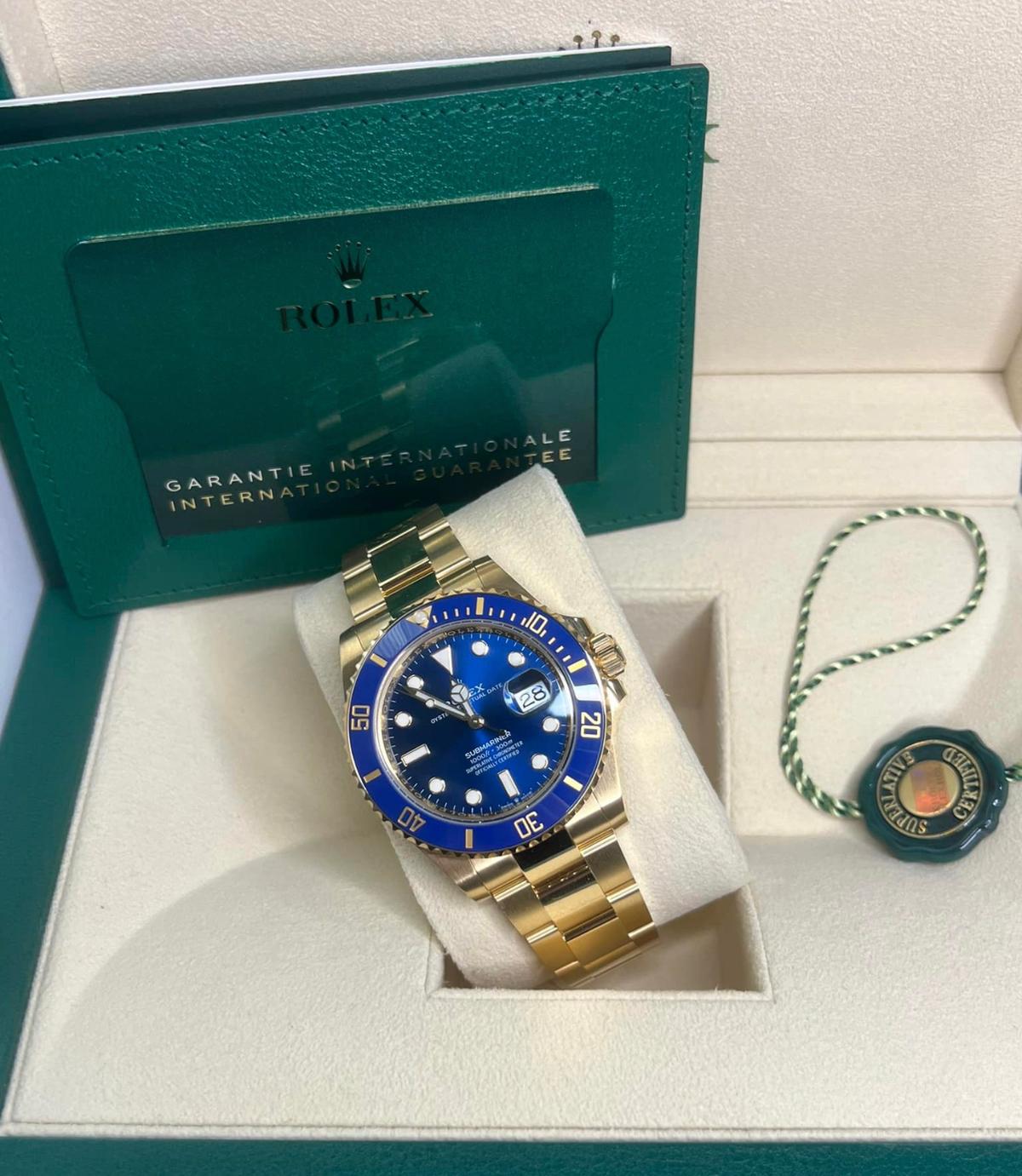 Brand New 40mm 18ct Yellow Gold Submariner 'Smurf' comes with box and papers