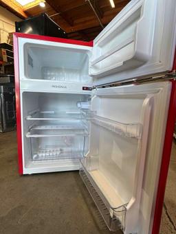 Insignia - Retro 3.1 cu. ft. Mini Fridge with Top Freezer - Red