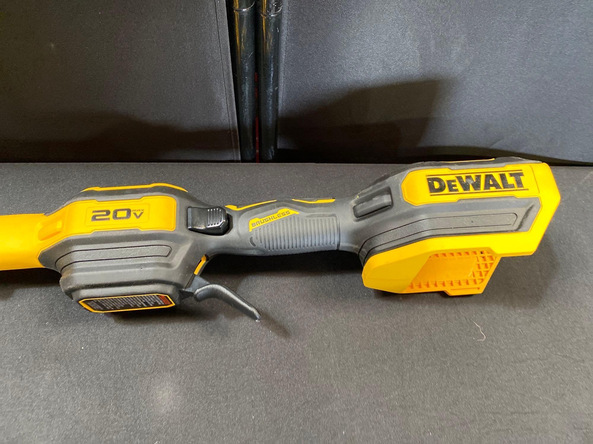 DEWALT 20V MAX XR BRUSHLESS FOLDING STRING TRIMMER AND AXIAL BLOWER COMBO KIT