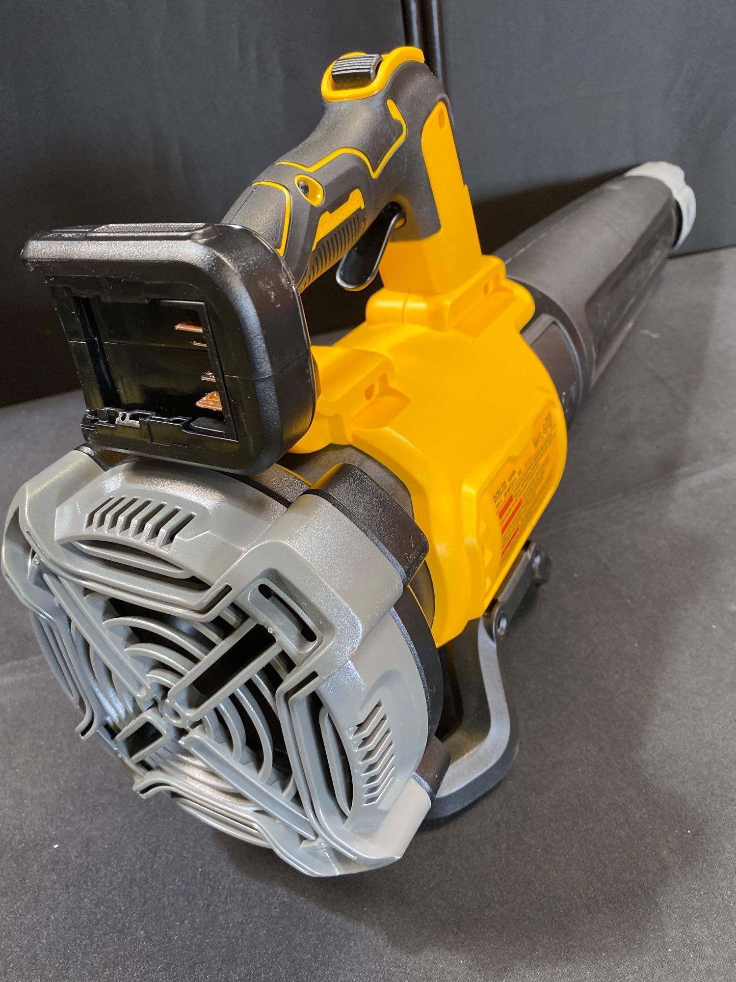 DEWALT 20V MAX XR BRUSHLESS FOLDING STRING TRIMMER AND AXIAL BLOWER COMBO KIT