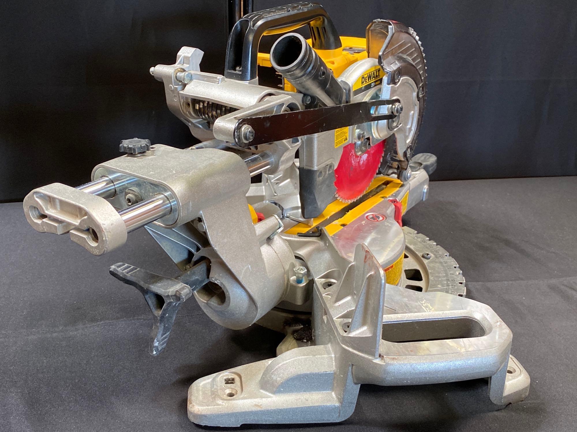DeWALT 7-1/4" (184 mm) CORDLESS SLIDING COMPOUND MITER SAW KIT